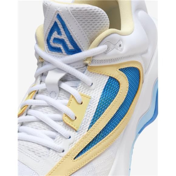 NEW IN BOX w/ Multiple Sizes Giannis Immortality 3 - Picture 2 of 8